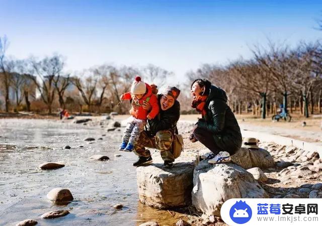 多人合影如何拿手机拍摄(多人合影如何拿手机拍摄视频)