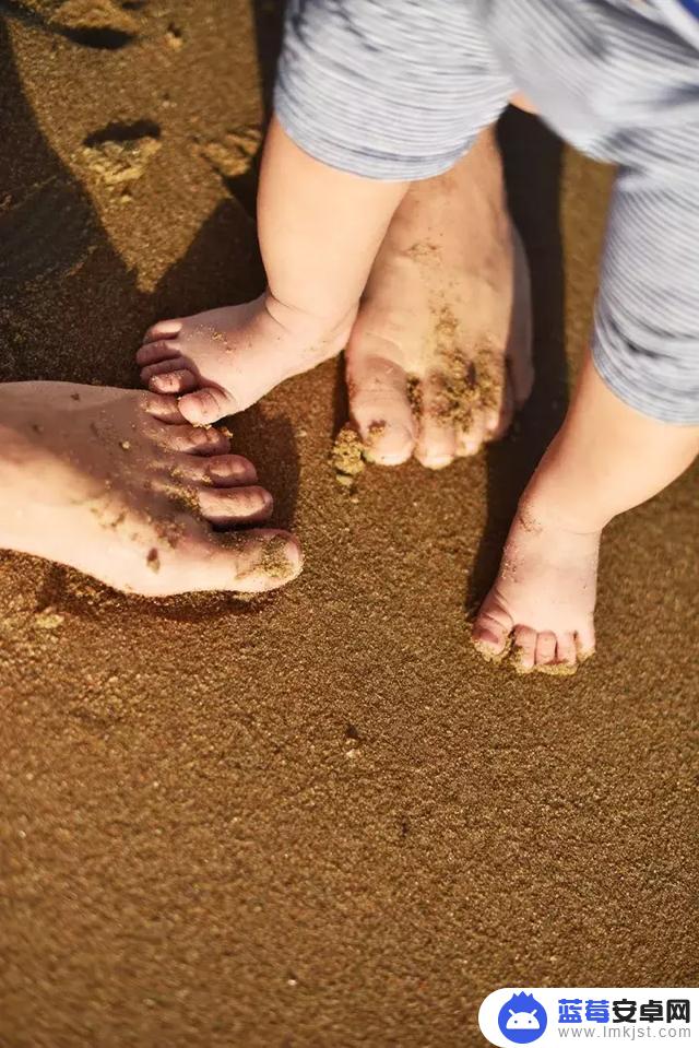 多人合影如何拿手机拍摄(多人合影如何拿手机拍摄视频)