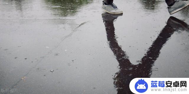 雨天拍照抖音文案(雨天拍照抖音文案怎么写)