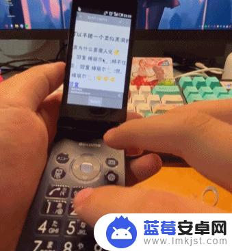 日本人把安卓手机做成了翻盖的，而且你100多元就能买到