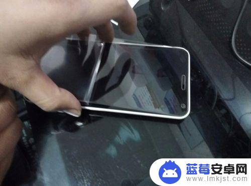 华硕手机怎么换后盖膜 如何正确粘贴手机钢化玻璃膜
