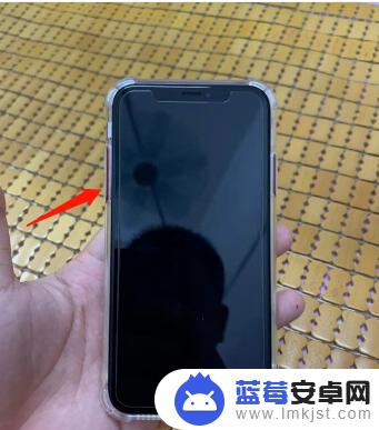 苹果手机xsmax黑屏转圈 iphonexs黑屏白苹果转圈怎么办