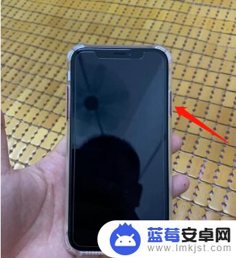 苹果手机xsmax黑屏转圈 iphonexs黑屏白苹果转圈怎么办