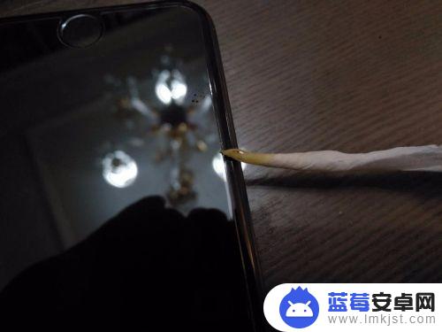 手机钢化膜白边怎么去除 手机贴膜去白边的方法是什么？