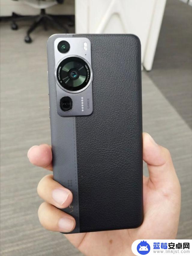 华为P60 Pro手机素皮版工程机曝光，采用拼接灰黑撞色设计