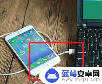 苹果手机怎样把照片放在屏幕上 win10如何编辑iphone手机照片