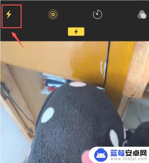 苹果手机拍照时闪光灯怎么常亮 iPhone拍照闪光灯怎么设置常亮
