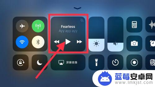 苹果手机玩游戏的时候怎么播放音乐 iPhone手机可以同时玩游戏和听音乐吗