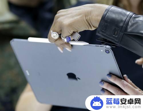 苹果ipad充电器怎么和手机充电器不一样 iPad可以用苹果手机充电器充电吗