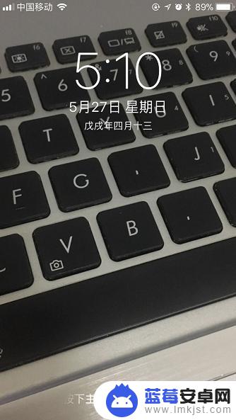 苹果手机怎么把相册的图片变成壁纸 iPhone手机照片如何快速设置为桌面壁纸