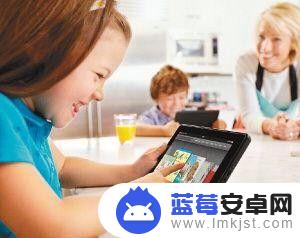 小孩长时间看手机的后果 小孩子长时间玩手机对眼睛的危害