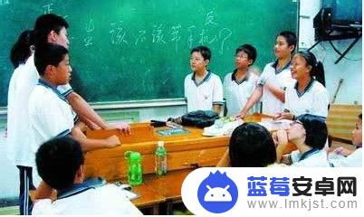 学生上课玩手机怎么解决 如何阻止学生上课玩手机