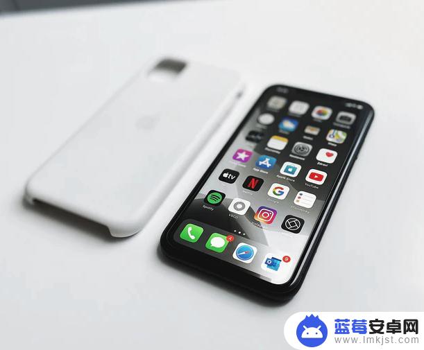 苹果手机打游戏亮度会降低怎么解决 为什么iPhone 11 玩游戏时会自动调节亮度