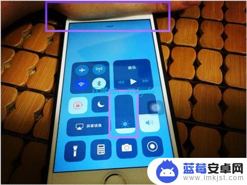 苹果手机感光怎么设置 iPhone光线感应器设置步骤