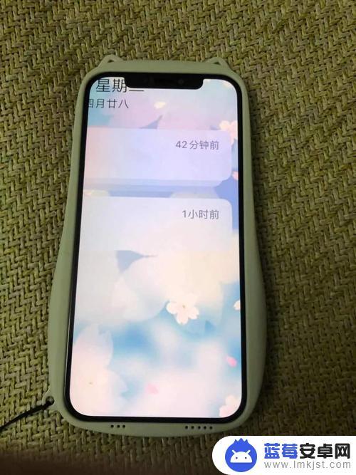 苹果手机屏幕突然放大 iPhone12屏幕放大如何缩小