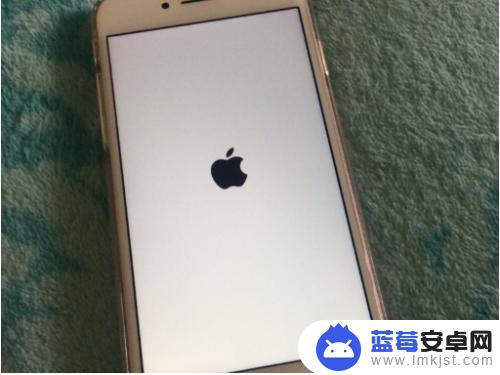 iphone电量低需要先充电才能使用闪光灯 如何解决 iPhone电量低闪光灯不能使用怎么办