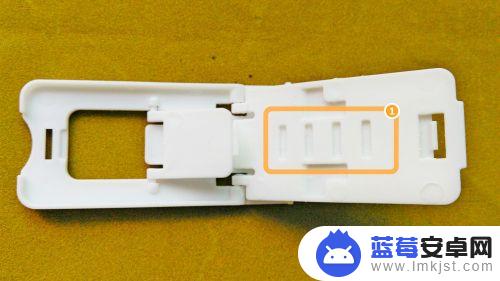 手机名片支架的用法图解 塑料卡片式手机支架使用方法