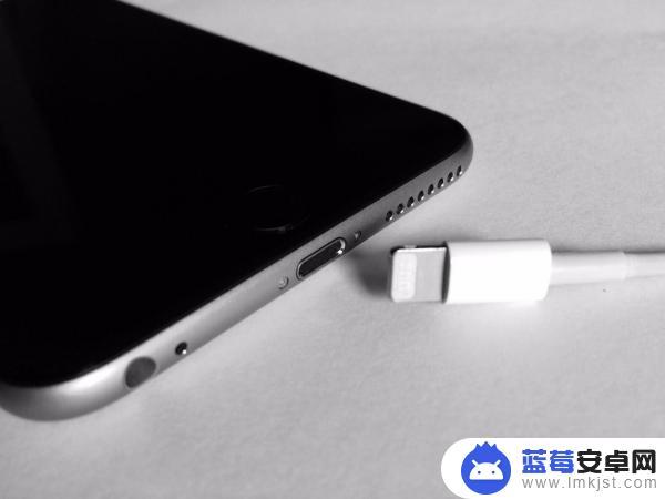 苹果手机充电充一会就拔好么 iPhone 电池拔下充电会影响寿命吗