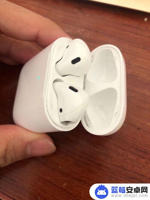 手机如何连接单只耳机听歌 AirPods 单耳使用方法