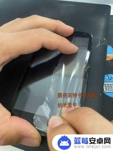 手机屏幕如何正确撕下来 苹果手机膜撕下来的方法