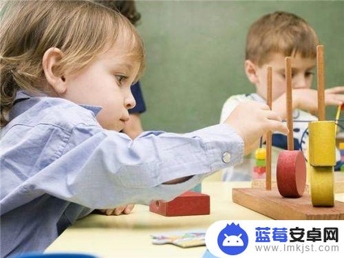 小孩子老是喜欢玩手机游戏怎么办 2岁宝宝沉迷手机怎么办